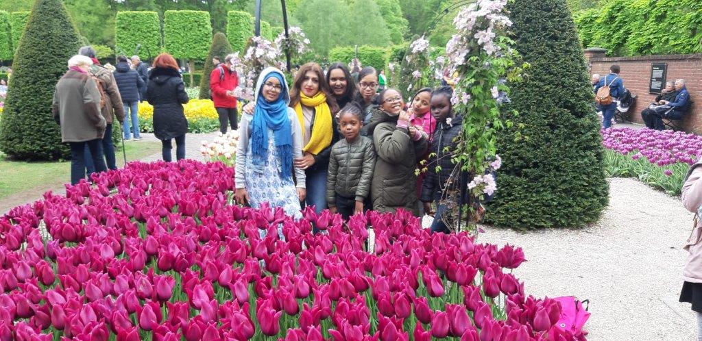 Roze tulpen en meiden in de Keukenhof