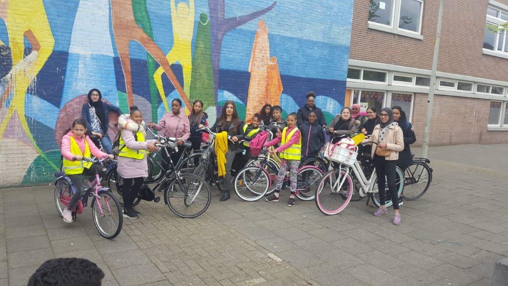 Groep meiden buiten met hun fietsen