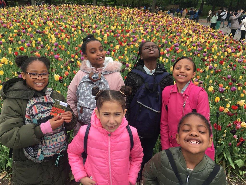 groep meiden in de Keukenhof met gele bloemen