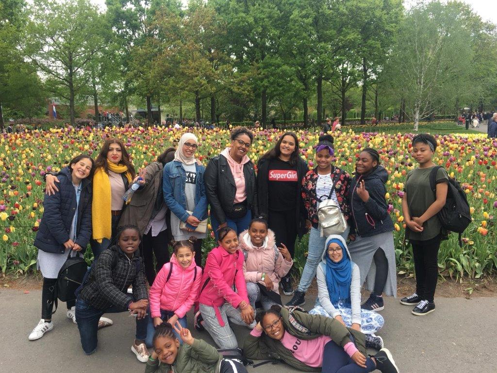 Groep meiden in de keukenhof met gele bloemen